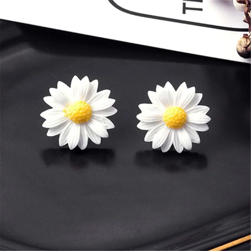 Charming Daisy Flower Earrings