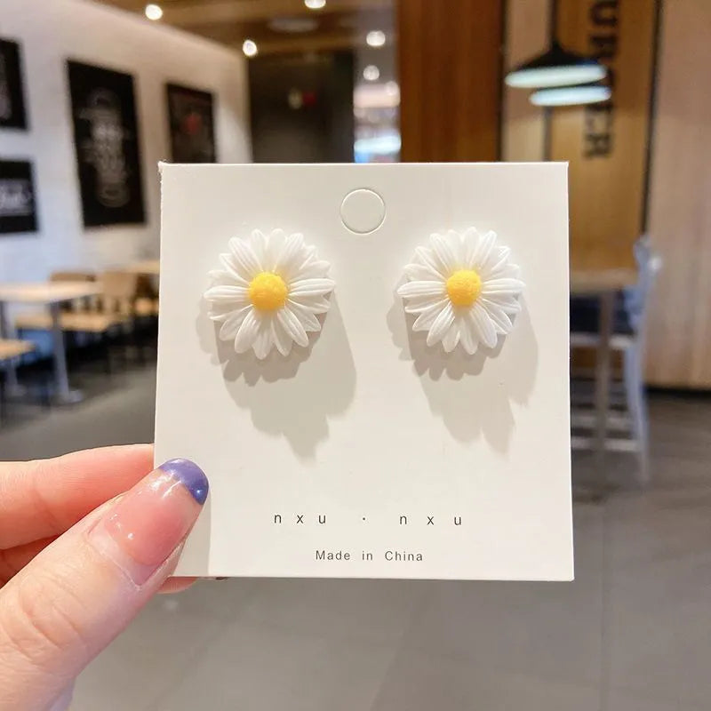 Charming Daisy Flower Earrings